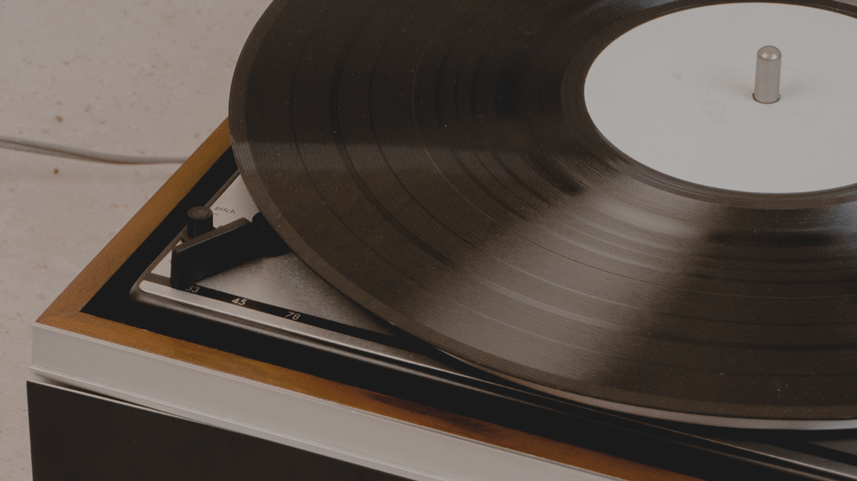 Giradischi con disco in vinile in rotazione – sfondo PC vintage